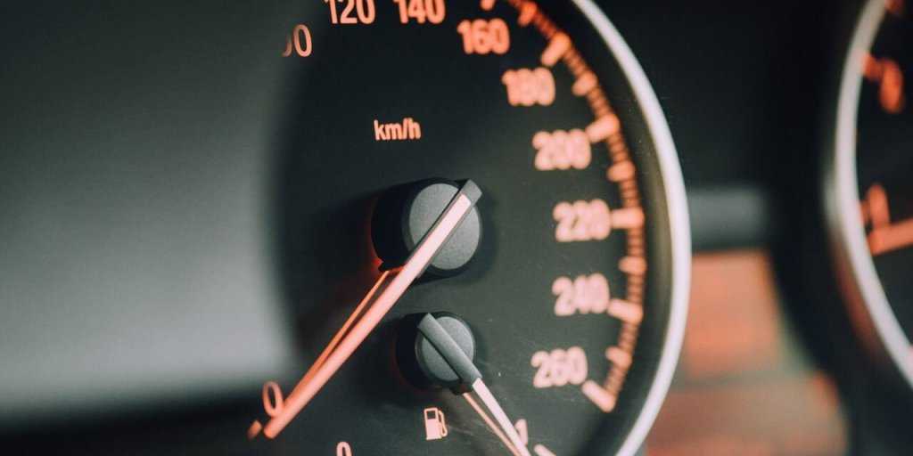 
                    Ограничители скорости и мониторинг усталости водителя станут обязательными в Европе
                