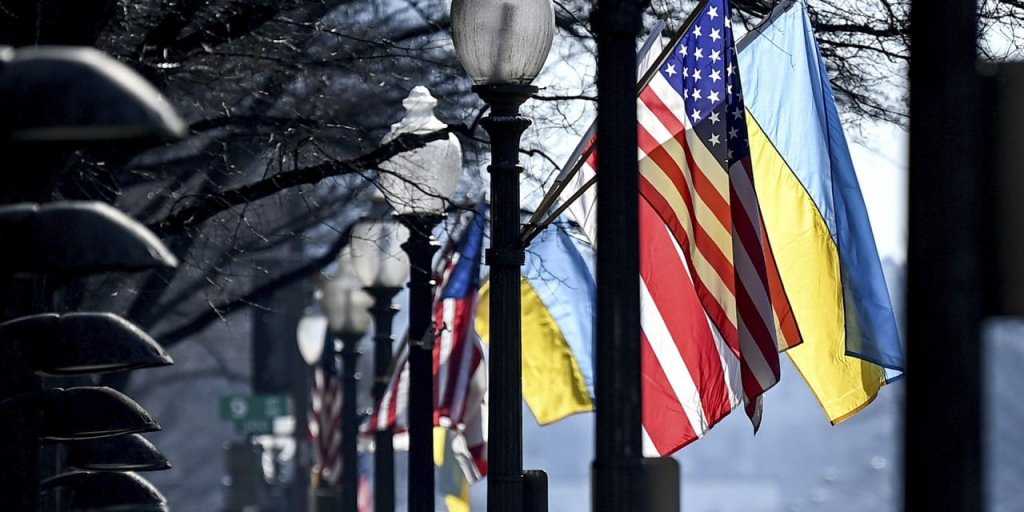 
                    Бывший агент ЦРУ раскритиковал США за превращение Украины в испытательный полигон
                