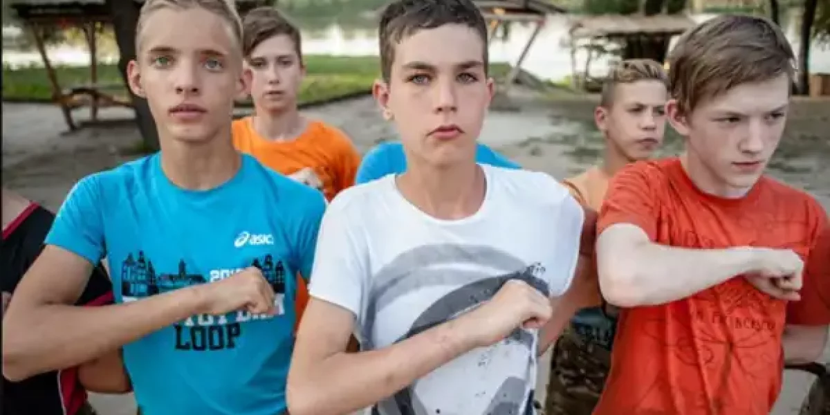 Пособия по ненависти: Украинских школьников начали лечить от смертельной болезни...