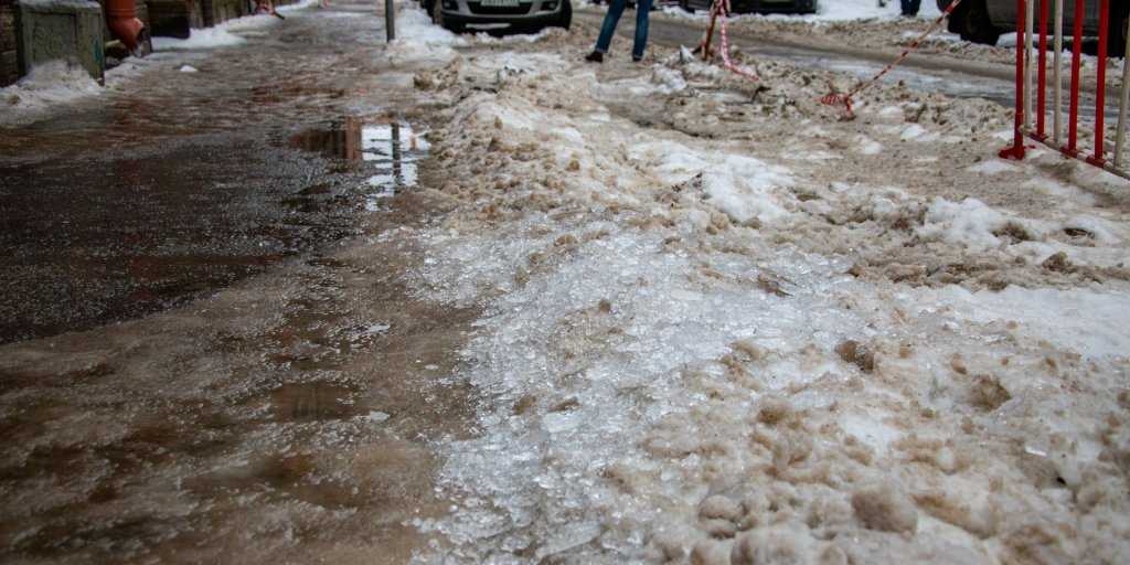 
                    Скользкие дороги и падающие с крыш сосульки: погода и коммунальные службы оставили петербуржцам неприятный сюрприз
                
