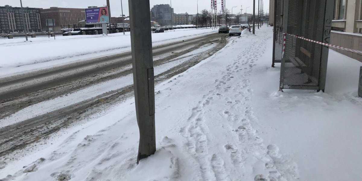 Ребенок вместо коммунальщиков посыпал песком обледеневший тротуар в Петербурге