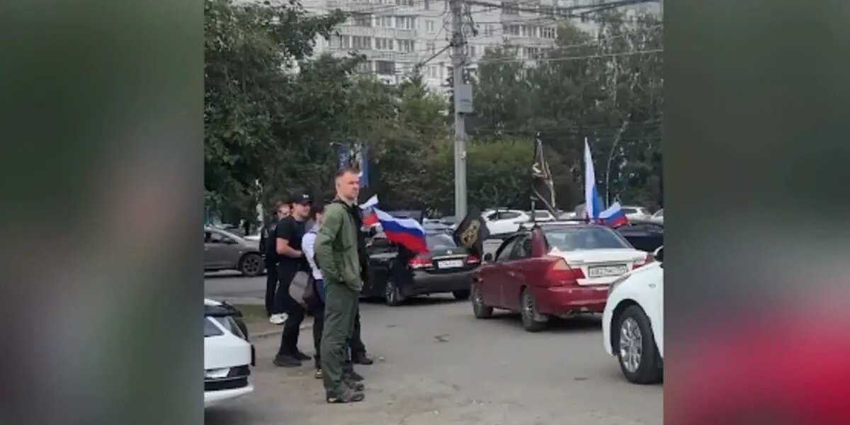 В центр Новосибирска съезжаются машины с символикой ЧВК «Вагнер»