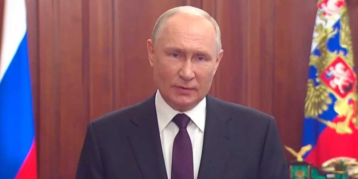 «Наш флаг — символ единства» Путин поздравил россиян с Днем государственного флага России