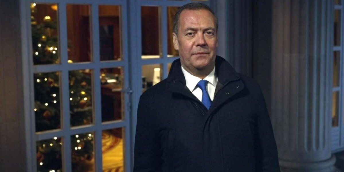 Медведев поздравил россиян с Новым годом, отдельно выделив бойцов СВО: «Низкий поклон всем, кто защищает Родину»