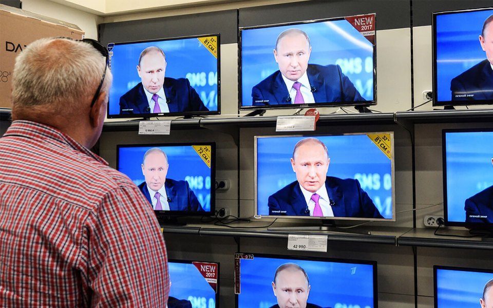 Против Путина развернута компания по его дискредитации. Кто добивается поражения президента на предстоящих выборах?