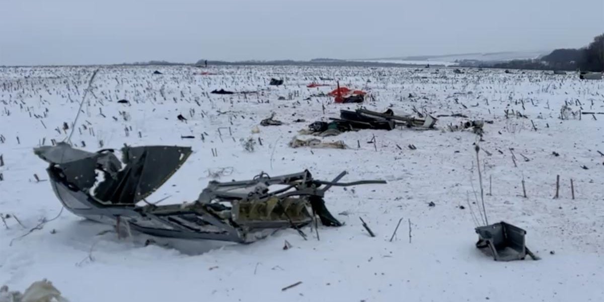 СК показал видео с телами вокруг упавшего под Белгородом самолета Ил-76 (ВИДЕО)