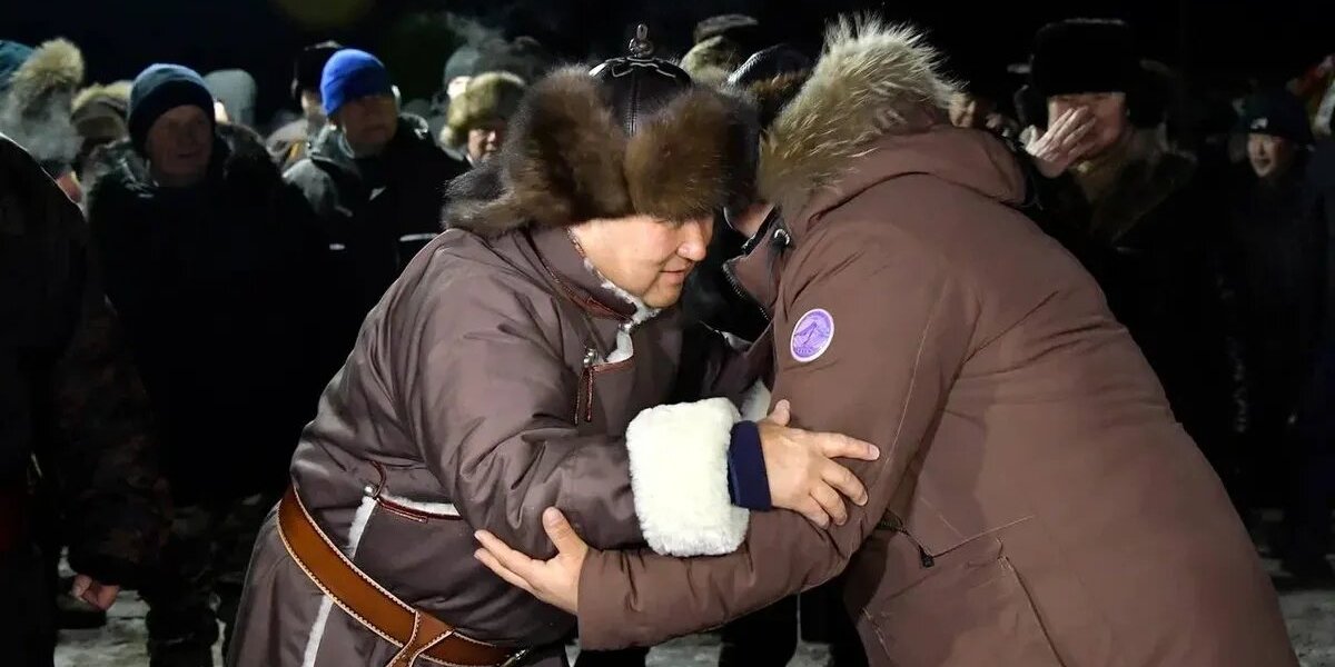 В Туве сожгли тонну еды в ритуальном костре, предварительно обмазавшись ей — фото