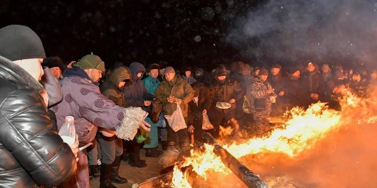 В Туве сожгли тонну еды в ритуальном костре, предварительно обмазавшись ей — фото