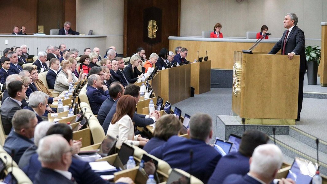 В Госдуме грандиозный скандал - один из самых патриотичных депутатов вывел из России в Эмираты миллиардное состояние