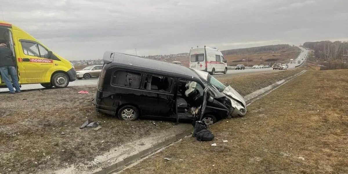 В Искитимском районе на Чуйском тракте в погиб водитель Toyota Carina – трое из микроавтобуса Honda госпитализированы