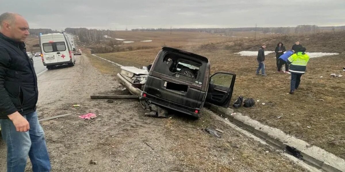 В Искитимском районе на Чуйском тракте в погиб водитель Toyota Carina – трое из микроавтобуса Honda госпитализированы