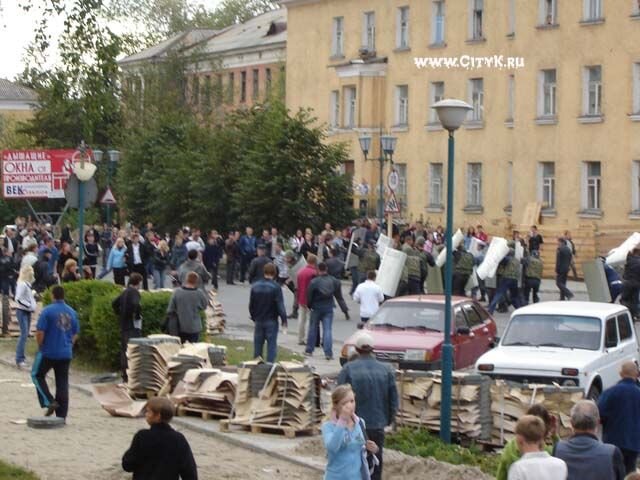 В мигрантских чатах истерика. В сеть слили видео, на котором русский подросток бьёт нерусскую девочку. Но раскачать ситуацию не получилось