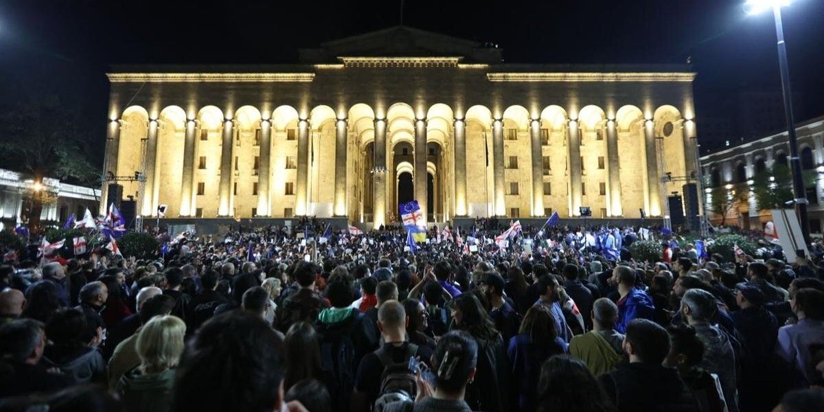 15 тысяч человек собрались у парламента Грузии – протестуют против закона об иноагентах