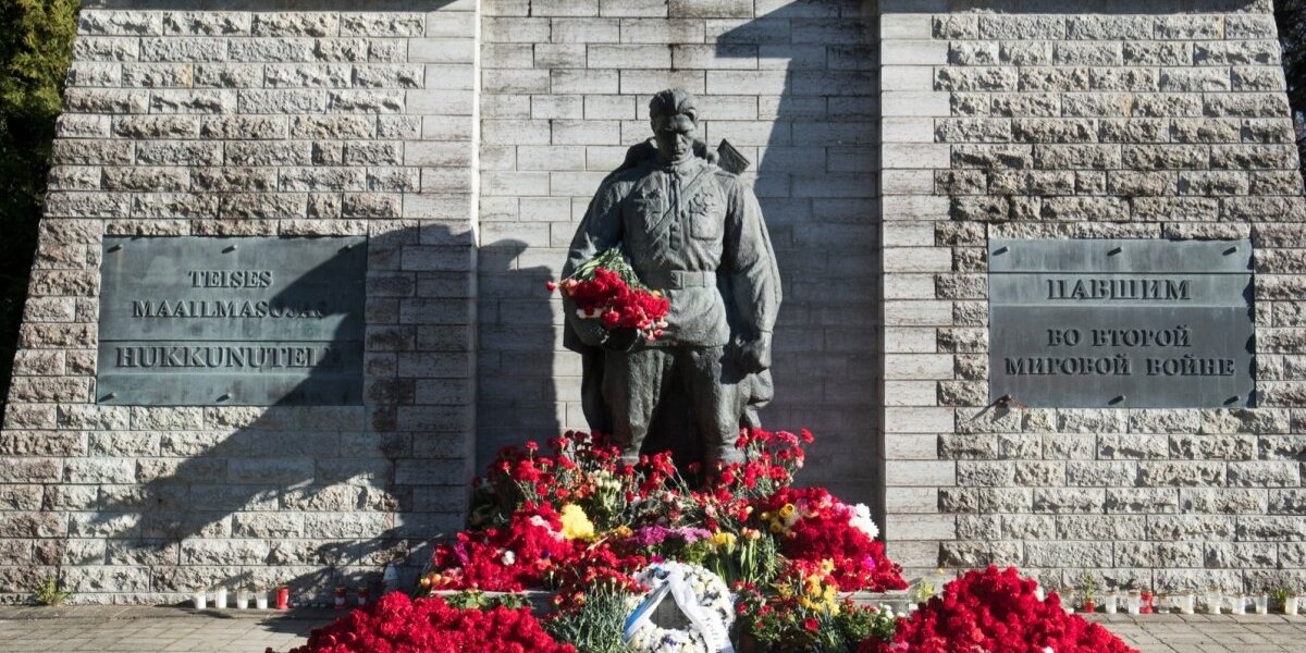 Пока НАТО готовится к войне с Россией, Эстония и Германия «воюют» с памятниками солдатам-освободителям