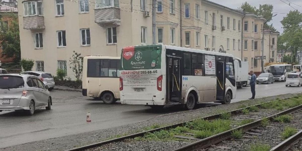 Во Владивостоке дорога оказалась заблокирована из-за ДТП с автобусами