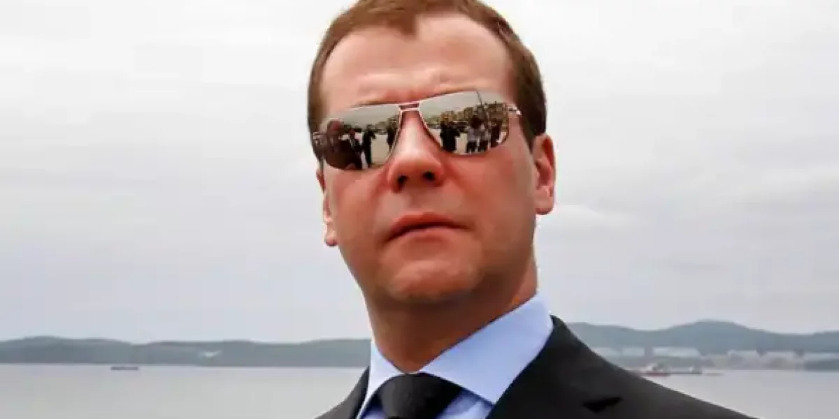Медведев: "Смотрите, кто пришёл!"