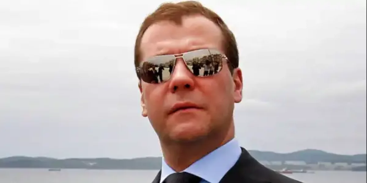 Медведев: "Смотрите, кто пришёл!"
