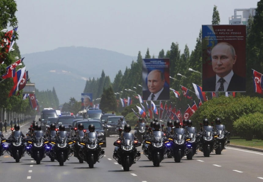 Портретам нет числа: Северная Корея тепло встретила Путина. Страны заключат настоящий союз