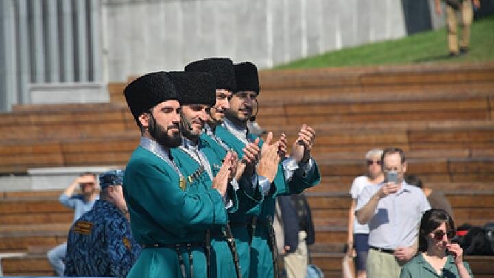 Хамили полиции и вызывали "один на один": Лезгинка агрессивных бородачей перегородила дорогу в Петербурге