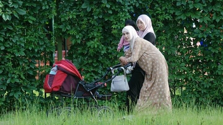 "Шариатский патруль" в Москве: Местным жителям пришлось защищаться от самозваных "блюстителей нравственности"