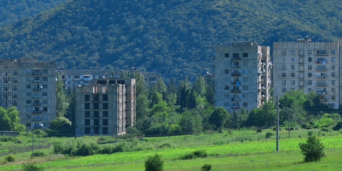 В грузинской глубинке ностальгия по  СССР когда жили хорошо, сейчас там  упадок,  запустение и  надеются на Россию, а не на Запад