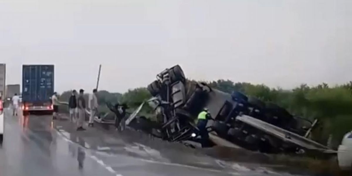 В Приморье водитель большегруза оказался раздавлен в кабине в результате ДТП