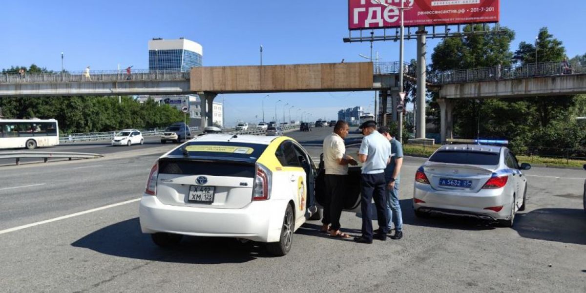 Во Владивостоке началась облава на таксистов