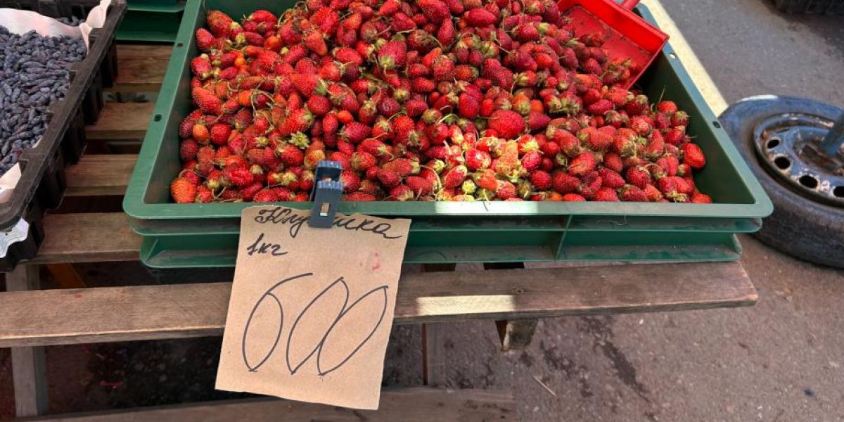 Сколько-сколько? Владивостокцев шокировали цены на клубнику и жимолость
