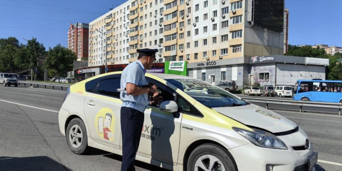 Во Владивостоке началась облава на таксистов