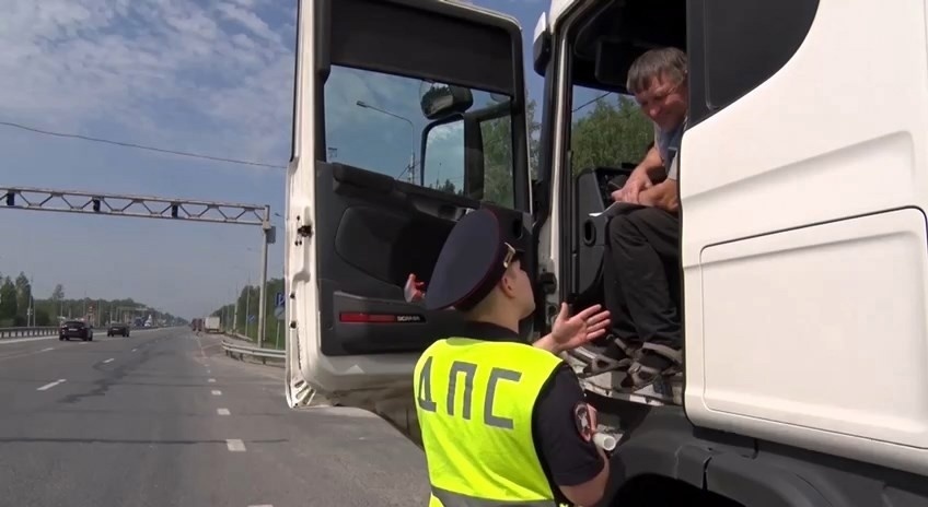 В ГИБДД Тюменской области напомнили жителям об опасности движения в жаркую погоду