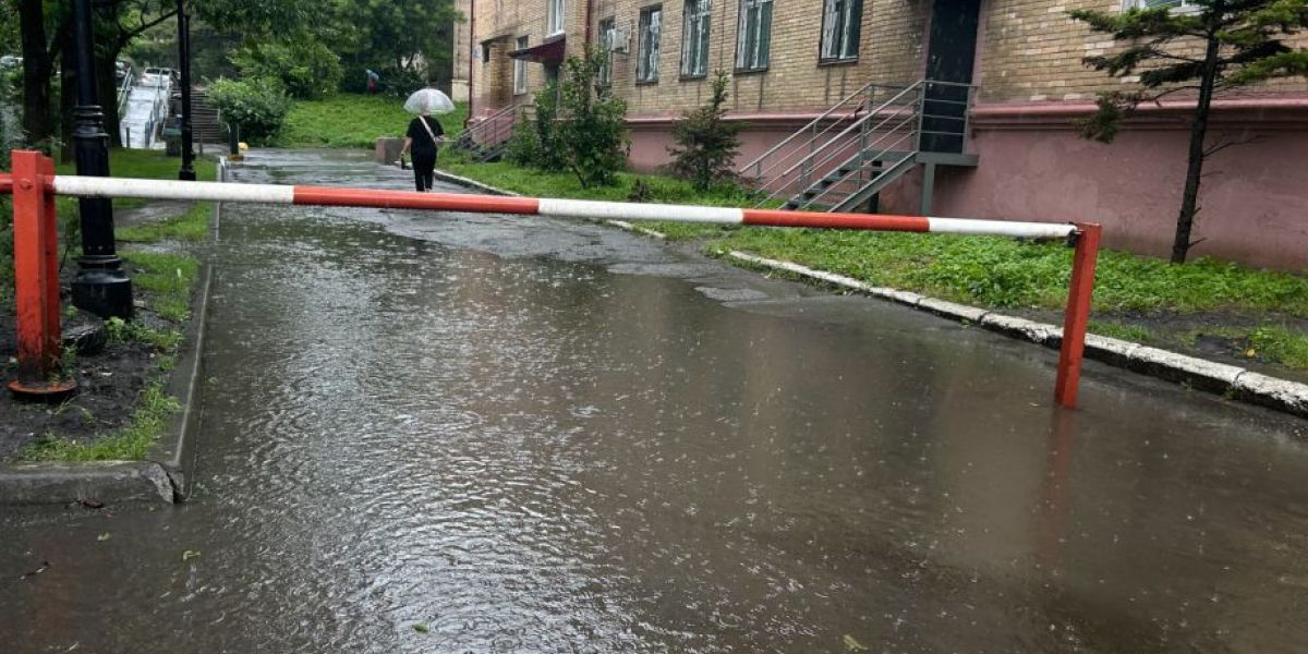 ДТП, драка и потоп: что принес тайфун во Владивостоке?