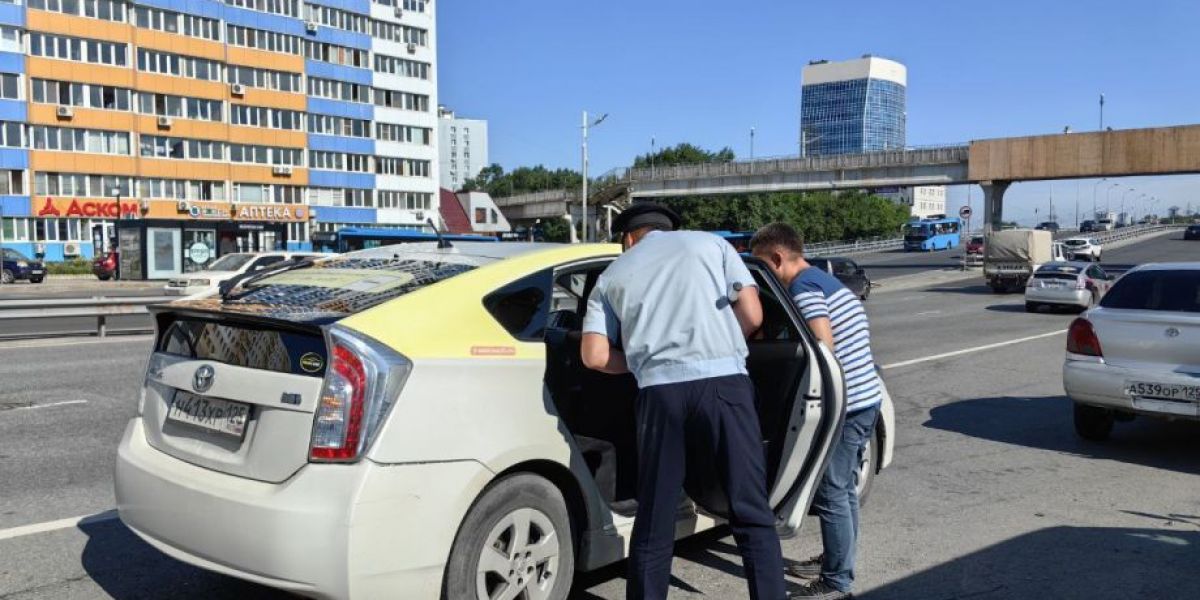 Во Владивостоке началась облава на таксистов