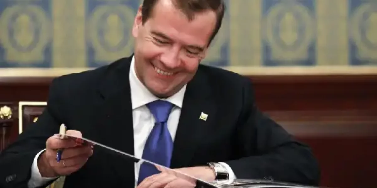 "Хей, американцы!" Медведев поздравил США с Днем независимости и пожелал им возродить Великую Россию