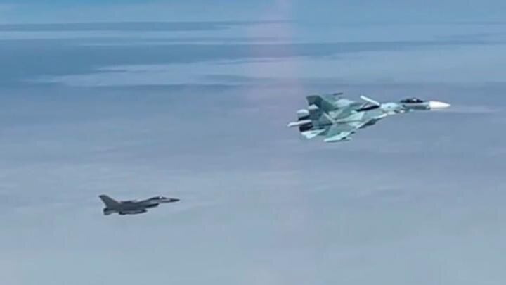 "Отошшшел!": Русский Су-27 жестко перехватил датский F-16, пригрозив ему своими ракетами