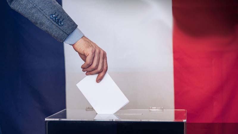 218 французских кандидатов сняли свои кандидатуры, чтобы не допустить абсолютного большинства крайне правых