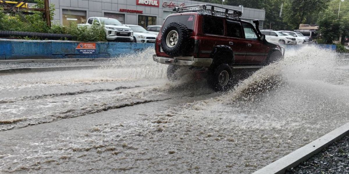 Ремонтируемая в центре Владивостока улица ушла под воду