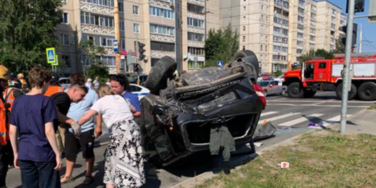 В Петрозаводске автомобиль врезался в автобусную остановку, пострадали пассажиры