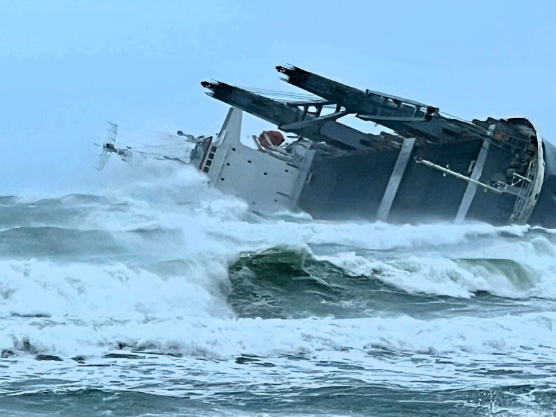 Спасаясь от хуситов, суда попадают под "удар" морской стихии в Африке