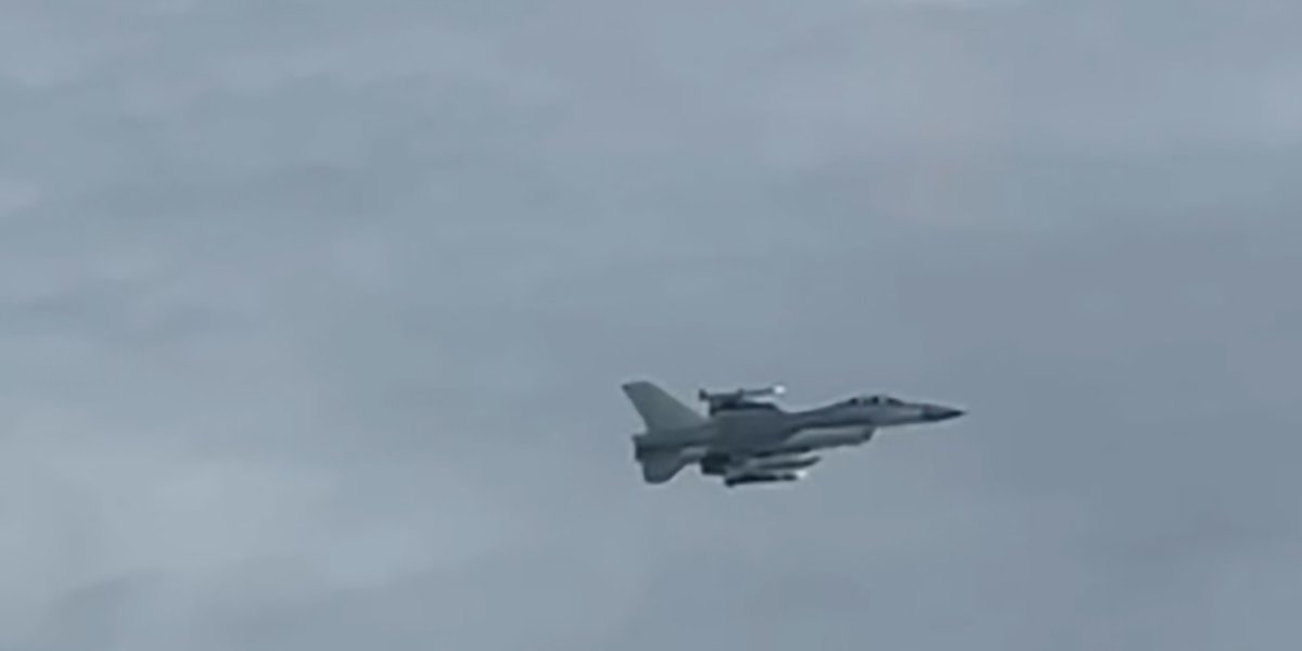 Опубликовано видео перехвата датского истребителя F-16 пилотом Су-27 ВКС РФ (ВИДЕО)