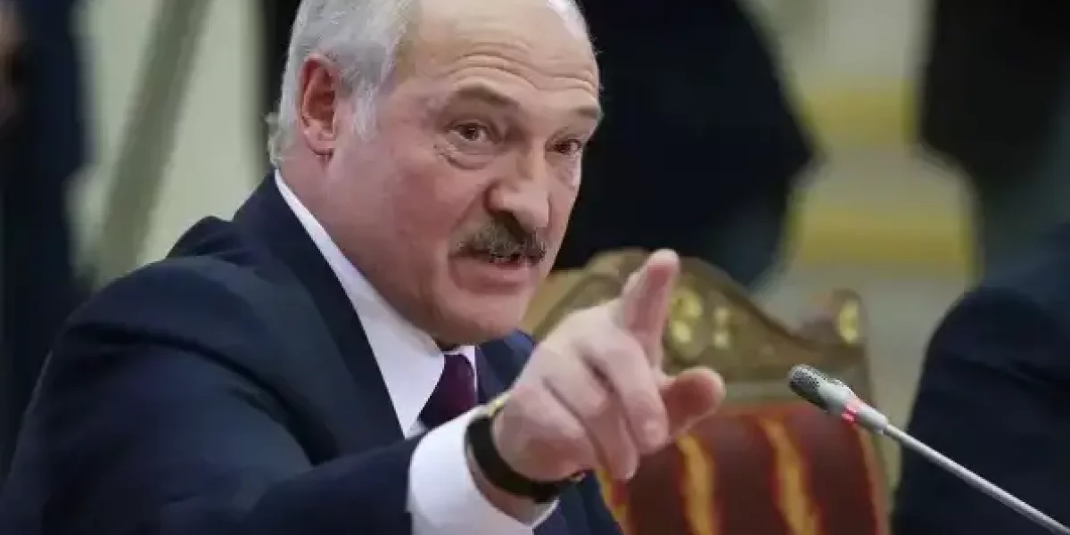 "Мужики, нам надо держаться вместе!" Лукашенко предупредил, что будет, если Россия "рухнет"