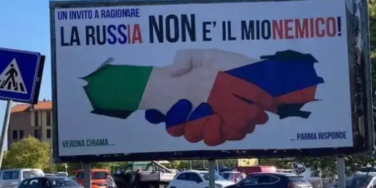 "Россия нам не враг. Хватит давать деньги на оружие для Украины". На рекламных щитах по всей Италии появились пророссийские плакаты