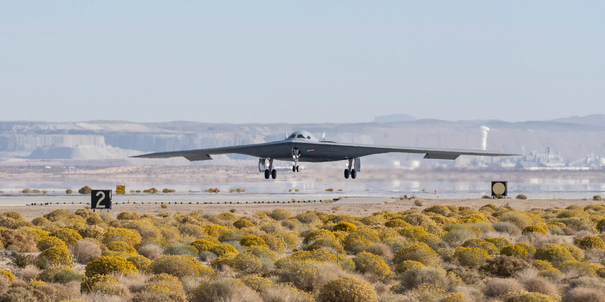 ВВС США показал новые кадры своего нового бомбардировщика-невидимки B-21. Мнения американцев...