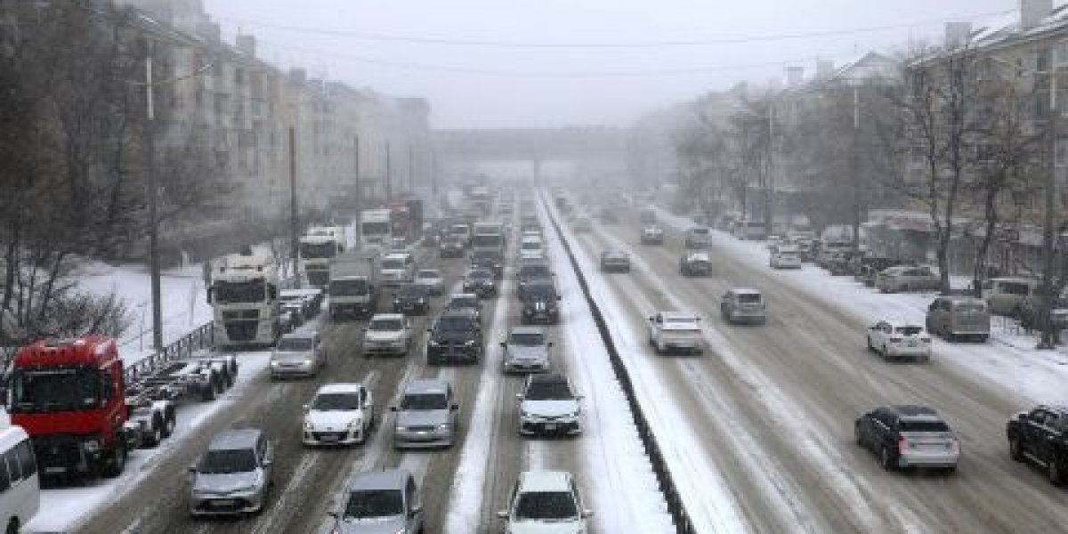 Первый сильный снегопад сезона накрыл Владивосток - фоторепортаж