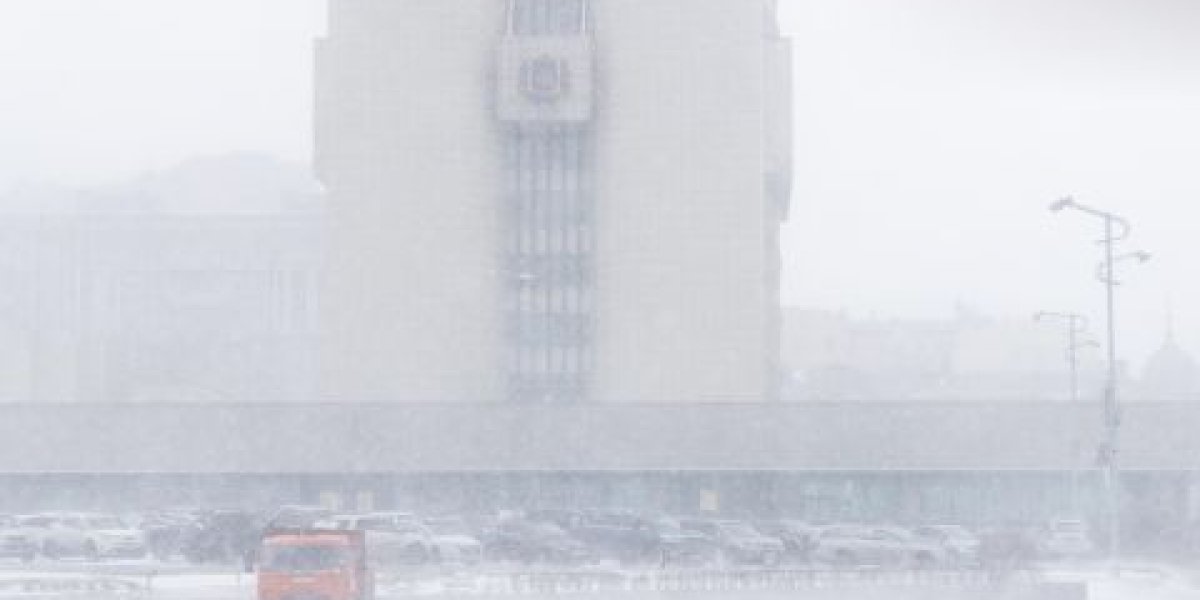 Первый сильный снегопад сезона накрыл Владивосток - фоторепортаж