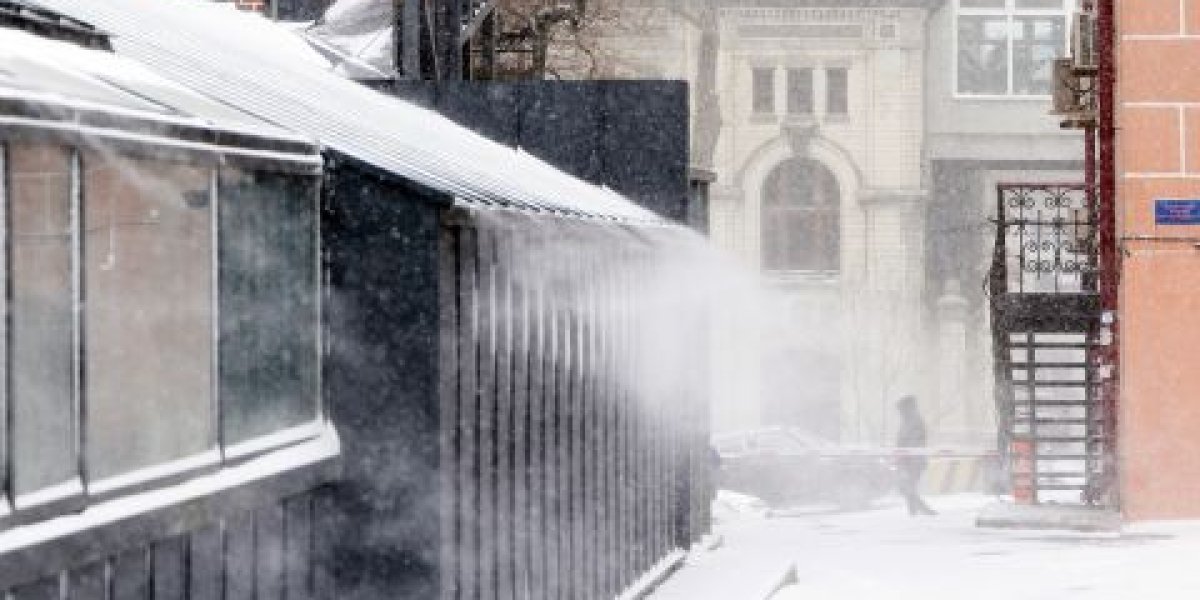 Первый сильный снегопад сезона накрыл Владивосток - фоторепортаж