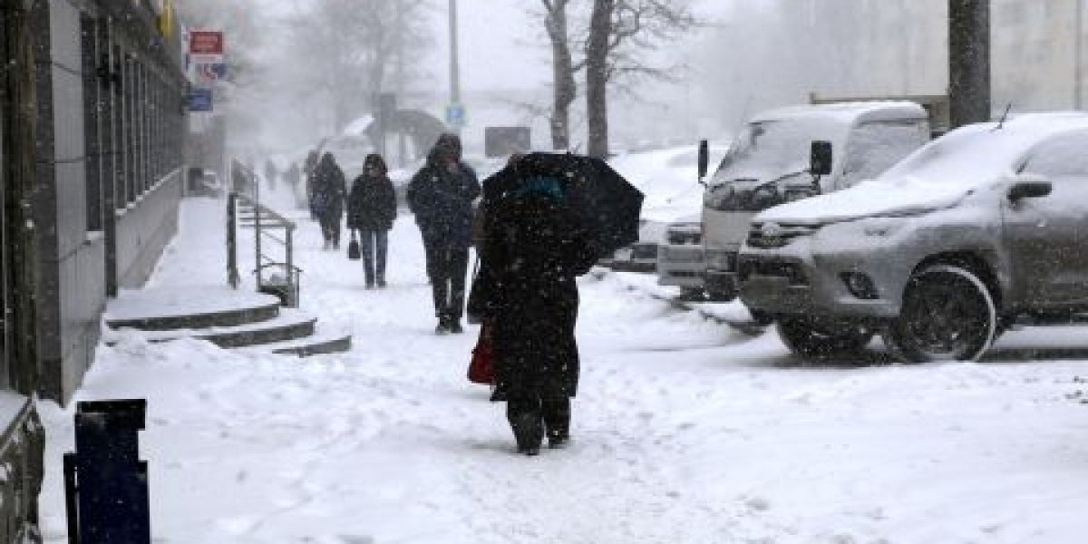 Первый сильный снегопад сезона накрыл Владивосток - фоторепортаж