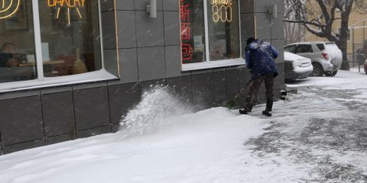 Первый сильный снегопад сезона накрыл Владивосток - фоторепортаж