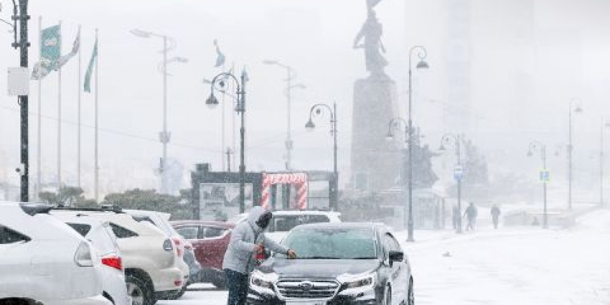 Первый сильный снегопад сезона накрыл Владивосток - фоторепортаж