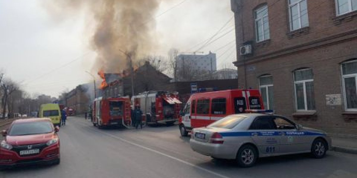 Проезд перекрыт: дом полыхает во Владивостоке