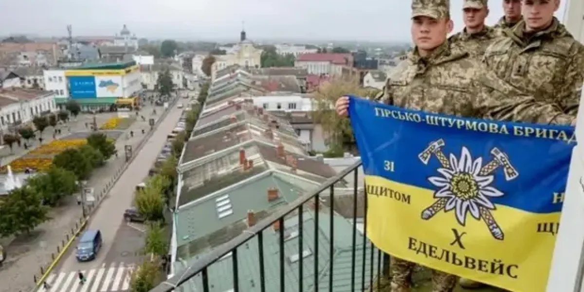 На Донбассе ликвидировали группу женщин-штурмовиков. На подходе юноши из "Эдельвейса"